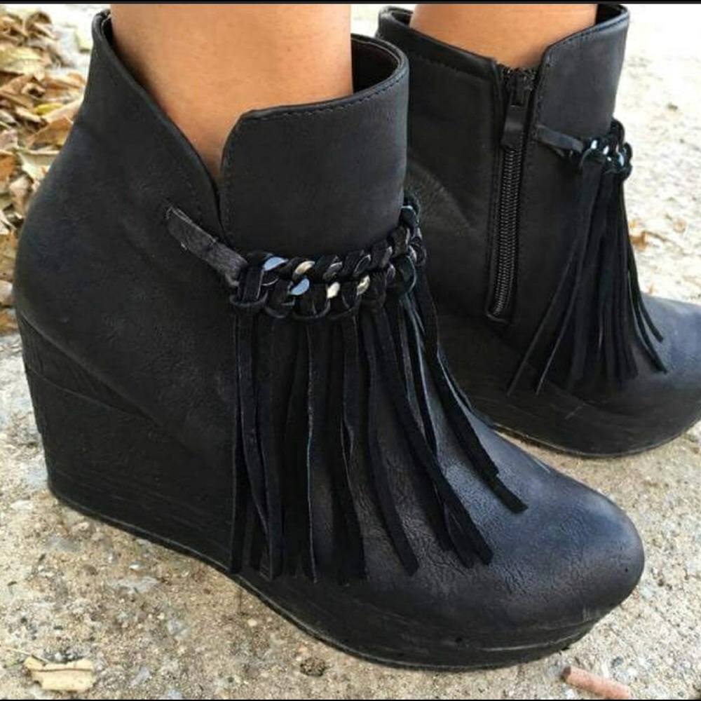 Sbicca wedge tassel fringe boots size 8.5 black